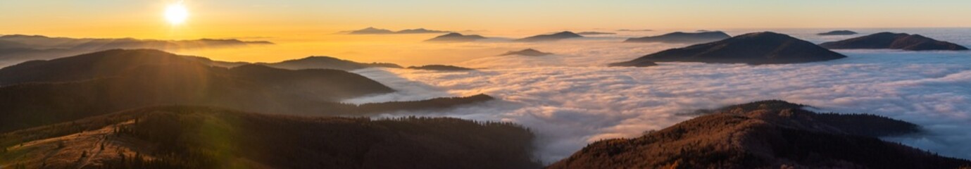 Zachód Słońca nad chmurami z Mogielicy 