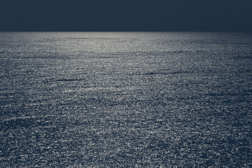 Meer im Gegenlicht beim Sonnenuntergang