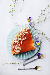 Sernik z karmelem i orzechami © alicjakoll