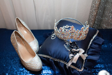 quinceanera shoes, quinceanera crown, quinceanera colchon, mis quince © Vanessa