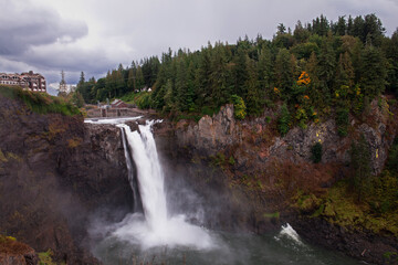 Obraz premium Snoqualmie Falls, a 268-foot waterfall on the Snoqualmie River in Washington state, surrounded by lush greenery 