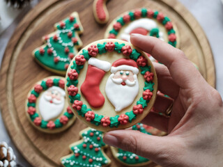 Obraz premium Mano femenina Primer plano de intrincada decoración de galletas navideñas 