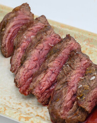 Excelentes cortes de carne de res de primera calidad, poco hechos casi crudos