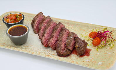 Excelentes cortes de carne de res de primera calidad, poco hechos casi crudos