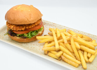 Hamburguesa de pollo empanizado estilo americano gourmet y papas fritas