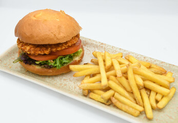 Hamburguesa de pollo empanizado estilo americano gourmet y papas fritas