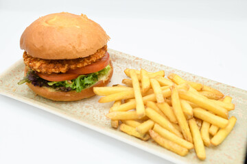 Hamburguesa de pollo empanizado estilo americano gourmet y papas fritas