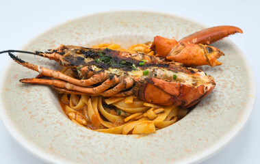 Plato de lujo gourmet de bogavante con pasta fresca