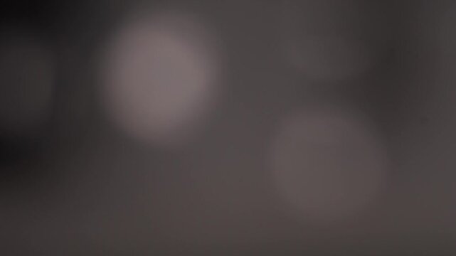 vid&eacute;o de transition, apparition de lumi&egrave;res douce argent&eacute; avec dynamisme sous forme de bulles qui se rencontrent , puis fondu au noir