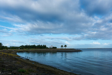 沖縄の海。那覇市の波の上ビーチで撮影