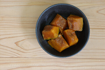 器にもりつけたカボチャの煮物