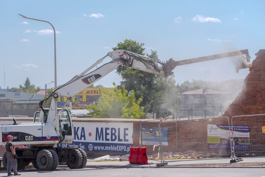 Polska Ostrowiec Świętokrzyski 31 lipca 2024 11:33 CAT ZEPELIN - koparka podczas rozbi&oacute;rki ceglanego budynku. Biała amerykańska koparka nazwana na cześć gąsienicy (i sterowca - cepelin) działa hakiem 