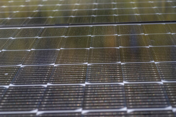Elektryczny panel słoneczny (fotowoltaiczny) z bliska z „abstrakcyjną” fakturą powierzchni. Geometryczne wzory na powierzchni dużego panelu fotowoltaicznego do generowania energii elektrycznej . © Grzegorz