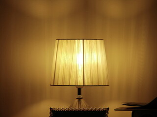 Nocna lampa rzucająca słabe światło dookoła