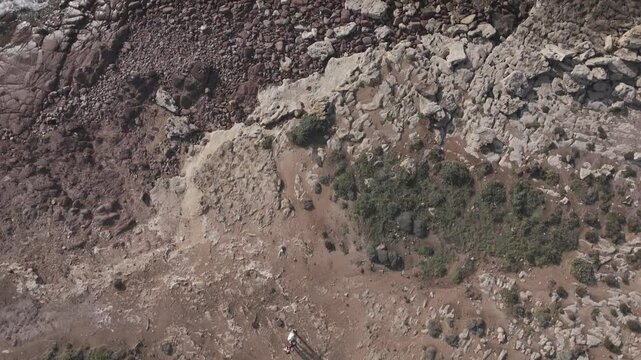 video aereo del mare , delle onde e della amreggiata in una giornata ventosa alle porte del Faro Mangiabarche in Sardegna. 