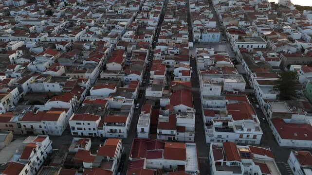 vista aerea della cittadina di Calasetta in Sardegna . Quartieri regolari e perfetti, con vie paralleli e perpendicolari che si incrociano.