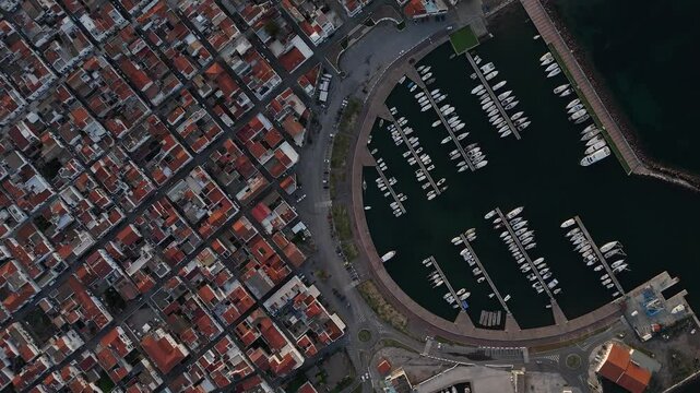 ripresa aerea cinematica della cittadina di Calasetta della baia nella marina del paese di Calasetta in Sargna in Italia, durante il tramonto d'estate 
