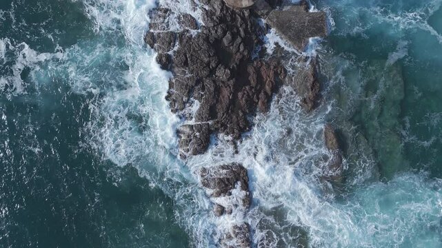 rirpesa aerea del faro sullo scoglio in sardegna 