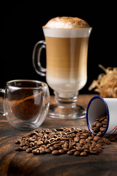 Coffee, milk and canela. The day starts with a good cup of cappuccino.