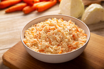 Coleslaw, made with cabbage and grated carrots, is an easy, fresh and healthy recipe known in many countries, usually served as a side dish to accompany other dishes.