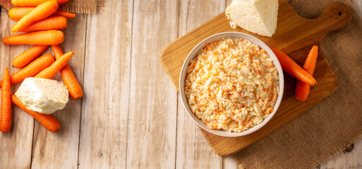 Coleslaw, made with cabbage and grated carrots, is an easy, fresh and healthy recipe known in many countries, usually served as a side dish to accompany other dishes.