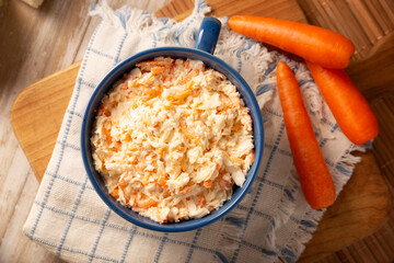 Coleslaw, made with cabbage and grated carrots, is an easy, fresh and healthy recipe known in many countries, usually served as a side dish to accompany other dishes.