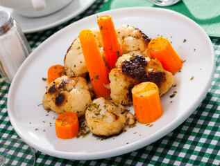 Cauliflower and carrots on the plate