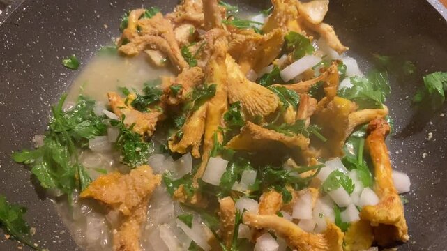 Po&ecirc;l&eacute; de giroles, oignons doux et persil