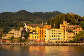 Obraz premium Early morning sun warming the buildings in the Italian harbor of Santa Margherita.