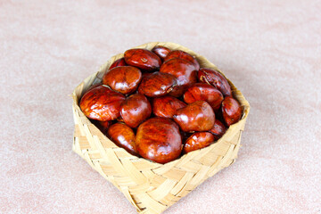 Obraz premium Dogfruit (Archidendron pauciflorum) an Indonesia commonly called djenkol, jengkol or jering on wooden woven container. Food Ingredients