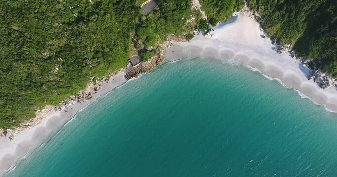 Video de drone de uma praia de Arraial do Cabo, Rio de Janeiro