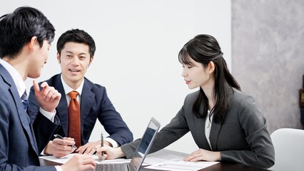 ミーティングをするビジネスパーソン	