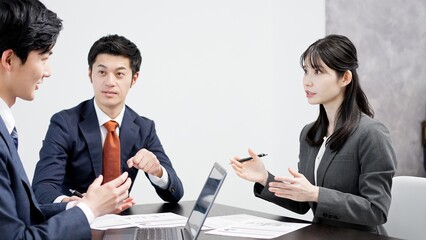 ミーティングをするビジネスパーソン	