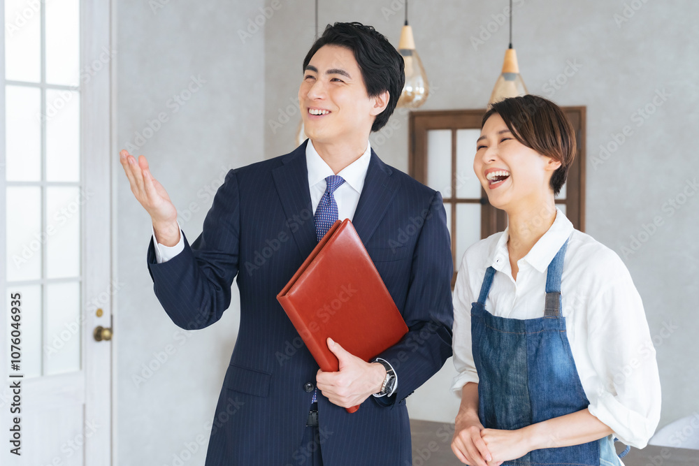 Aufkleber 物件、テナント、不動産、内見、内覧、笑顔、賃貸、仲介、業者、紹介、案内、店舗、説明、開業、改装、リフォーム、相談、日本人、女性、男性、自営業、店長、部屋、ショップ、カフェ、内装、営業、ビジネスマン、ビジネスパーソン、住宅、建築、オフィス、アトリエ、工房、独立、打ち合わせ、見学、居抜き、設計、インテリア、コーディネーター、店員、スタッフ、ビジネス、査定、販売、管理、サブリース、出店、人物
