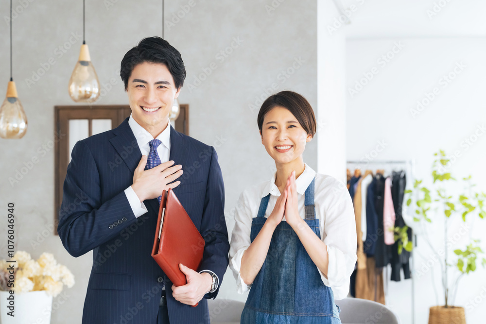 Leinwandbilder 不動産、物件、テナント、仲介、業者、ショップ、経営、店長、契約、賃貸、笑顔、信頼、コンサル、店舗、アドバイザー、開業、カフェ、アパレル、飲食店、レストラン、内見、内覧、インテリア、内装、改装、リフォーム、おしゃれ、ファッション、ビジネスマン、ビジネスパーソン、ビジネス、自営業、男性、女性、日本人、コンサルティング、コンサルタント、営業、店員、紹介、部屋、住宅、管理、会社、人材、相談、仕事、カメラ目