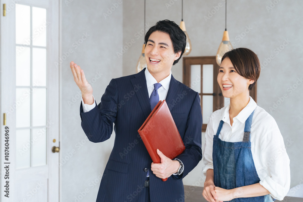 Aufkleber 不動産、テナント、仲介、案内、内見、店舗、賃貸、説明、開業、改装、リフォーム、笑顔、相談、内覧、日本人、女性、男性、業者、自営業、店長、物件、部屋、ショップ、カフェ、内装、営業、ビジネスマン、ビジネスパーソン、紹介、住宅、建築、オフィス、アトリエ、工房、独立、打ち合わせ、見学、居抜き、設計、インテリア、コーディネーター、店員、スタッフ、ビジネス、査定、販売、管理、サブリース、出店、人物