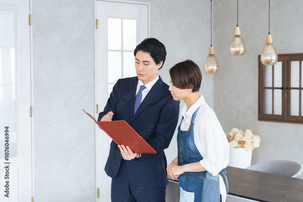 Poster テナント、物件、内装、飲食店、レストラン、カフェ、経営、アドバイザー、コンサル、コンサルタント、コンサルティング、仲介、紹介、案内、不動産、店舗、内見、内覧、相談、営業、業者、改装、リフォーム、日本人、男性、女性、店長、開業、モデルルーム、モデルハウス、主婦、エプロン、アルバイト、パート、仕事、スキマバイト、スポットワーク、説明、ビジネスパーソン、ビジネスマン、店員、スタッフ、職場、ウェイトレス、