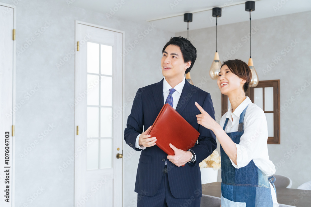 Poster テナント、物件、不動産、内見、内覧、賃貸、仲介、部屋、店舗、ショップ、カフェ、女性、内装、改装、リフォーム、営業、男性、日本人、ビジネスマン、ビジネスパーソン、案内、紹介、住宅、建築、開業、オフィス、アトリエ、工房、独立、打ち合わせ、見学、業者、居抜き、設計、レイアウト、インテリア、コーディネーター、店員、スタッフ、店長、相談、ビジネス、査定、販売、管理、サブリース、出店、貸店舗、会社、人物