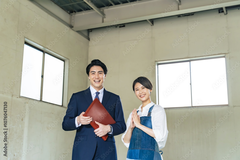 Fototapete 不動産、テナント、仲介、業者、コンサル、アドバイザー、ショップ、店舗、改装、リノベーション、リノベ、リフォーム、男性、女性、日本人、笑顔、満足、納得、期待、楽しみ、倉庫、清掃、営業、ビジネスパーソン、ビジネスマン、銀行員、紹介、パートナー、サポート、顧客、サービス、空き家、廃屋、物件、賃貸、コンサルタント、コンサルティング、融資、店長、経営、査定、買取、店員、中古、ビジネス、内見、ローン、リース、