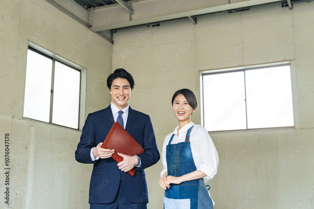 Fototapete 不動産、テナント、仲介、笑顔、賃貸、店長、改装、リフォーム、リノベーション、リノベ、日本人、男性、女性、満足、期待、楽しみ、紹介、パートナー、サポート、コンサル、コンサルタント、コンサルティング、経営、営業、ビジネスパーソン、ビジネスマン、融資、査定、買取、商談、店員、スタッフ、中古、物件、業者、ビジネス、内見、ローン、リース、住宅、清掃、クラウドファンディング、倉庫、アパート、アーティスト、芸術