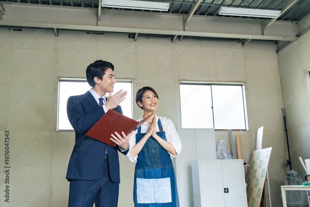 Poster 物件、不動産、内見、店舗、リフォーム、改装、相談、営業、仲介、紹介、説明、ビジネス、ビジネスパーソン、ビジネスマン、開業、カフェ、飲食店、レストラン、店長、店員、倉庫、清掃、アルバイト、物置、笑顔、期待、会話、商談、交渉、賃貸、中古、男性、女性、日本人、エプロン、工房、アトリエ、内覧、案内、屋内、スケルトン、業者、内装、テナント、部屋探し、サブリース、リノベーション、アパート、空き家、人物