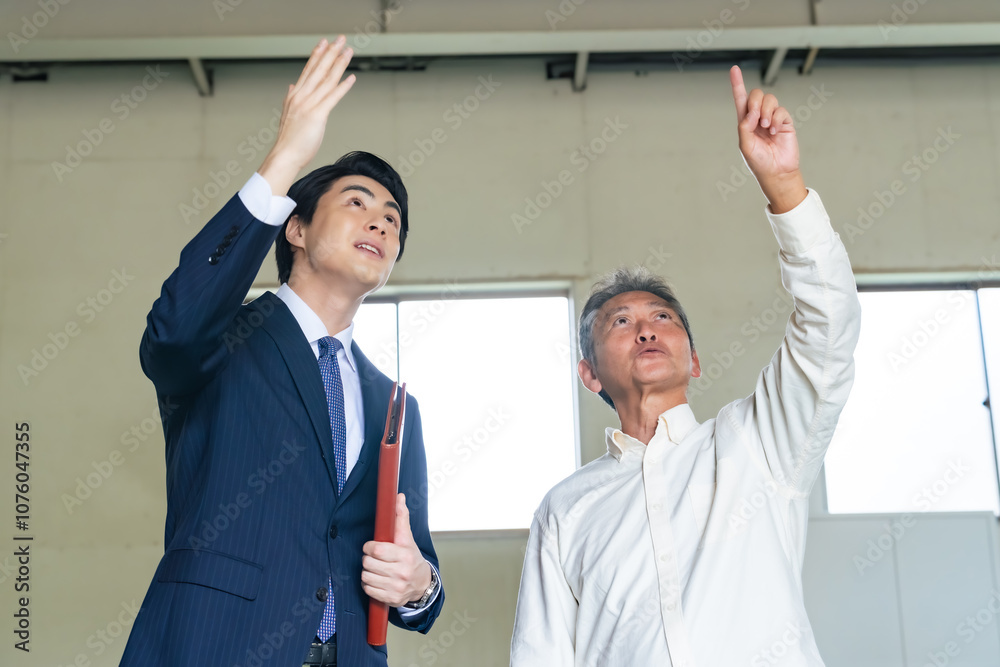 Poster 内見、内覧、物件、案内、不動産、見積もり、説明、業者、リフォーム、改装、交渉、男性、日本人、建物、ビル、倉庫、店舗、営業、シニア、高齢者、オーナー、大家、ビジネス、ビジネスパーソン、賃貸、販売、中古、スケルトン、内装、工事、原状回復、点検、住宅、リニューアル、老朽化、修繕、工場、建設、建築、設計、居抜き、相談、ビジネスマン、管理、仕事、笑顔、ポジティブ、引っ越し、室内、人物