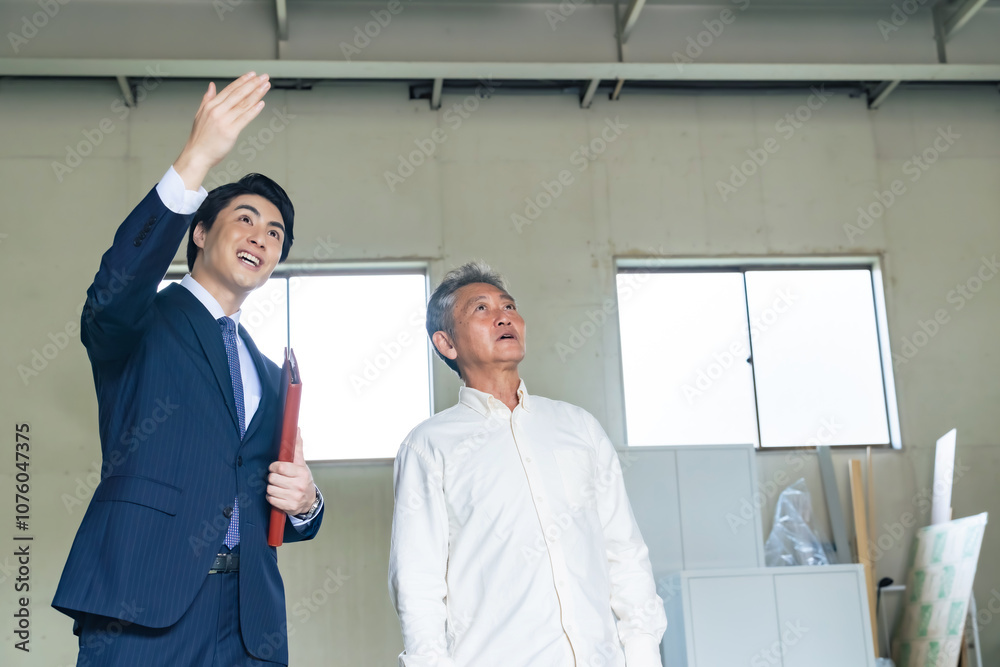 Aufkleber 内見、内覧、物件、案内、不動産、見積もり、説明、業者、リフォーム、改装、交渉、男性、日本人、建物、ビル、倉庫、店舗、営業、シニア、高齢者、オーナー、大家、ビジネス、ビジネスパーソン、賃貸、販売、中古、スケルトン、内装、工事、原状回復、点検、住宅、リニューアル、老朽化、修繕、工場、建設、建築、設計、アパート、相談、ビジネスマン、管理、仕事、笑顔、ポジティブ、引っ越し、室内、人物