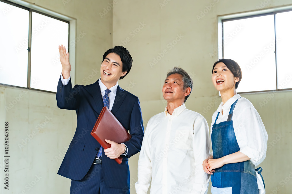 Poster 内見、物件、不動産、親子、紹介、案内、営業、業者、ビジネスマン、賃貸、テナント、店舗、ショップ、改装、内装、空き家、査定、買取、販売、仲介、笑顔、ビジネス、ビジネスパーソン、店長、経営、アドバイザー、コンサル、コンサルタント、コンサルティング、飲食店、カフェ、家族、男性、女性、日本人、希望、期待、内覧、見学、サポート、顧客、融資、相続、見積もり、事業承継、跡継ぎ、事業譲渡、M&A、売却、人物