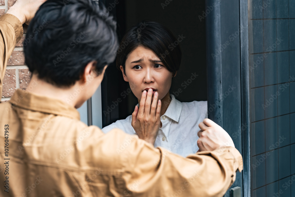 Poster 強盗、闇バイト、ストーカー、女性、男性、玄関、住宅、押し入る、詐欺、犯罪、被害者、主婦、暴力、DV、驚く、怖い、恐怖、怖がる、ホラー、リスク、防犯、心配、不安、一人暮らし、危険、迷惑、脅迫、脅し、業者、作業員、苦情、点検、工事、ショック、トラブル、問題、検査、メンテナンス、セールス、訪問、押し売り、困る、民家、住民、通報、侵入、治安、対策、不審者、人物