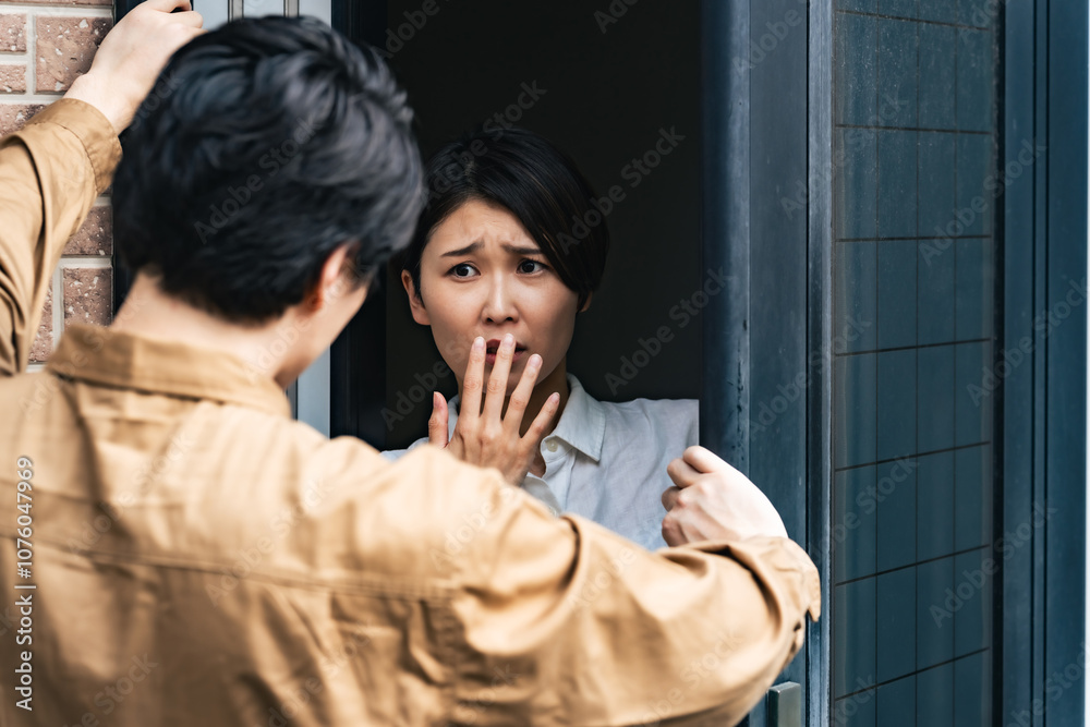 Poster 強盗、闇バイト、ストーカー、女性、男性、玄関、住宅、押し入る、詐欺、犯罪、被害者、主婦、暴力、DV、驚く、怖い、恐怖、怖がる、ホラー、リスク、防犯、心配、不安、一人暮らし、危険、迷惑、脅迫、脅し、業者、作業員、苦情、点検、工事、ショック、トラブル、問題、検査、メンテナンス、セールス、訪問、押し売り、困る、民家、住民、通報、侵入、治安、対策、不審者、人物