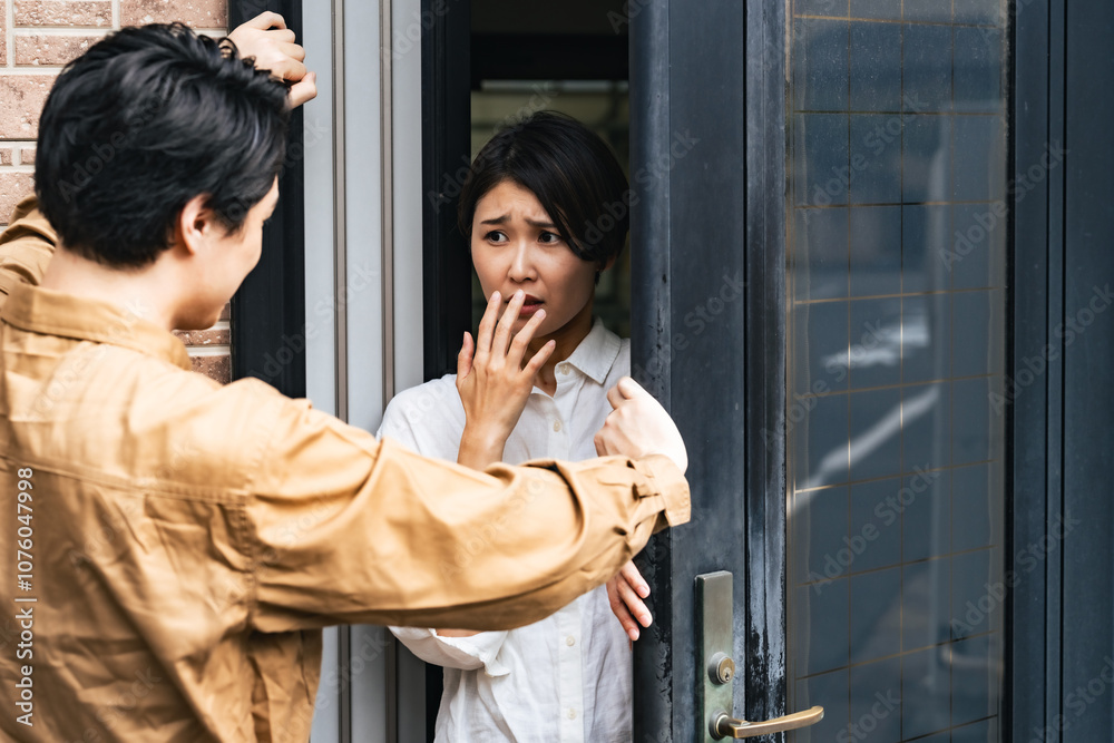 Aufkleber 強盗、闇バイト、ストーカー、女性、男性、玄関、不審者、業者、詐欺、トラブル、脅迫、恐喝、脅し、DV、押し入る、住宅、住民、驚く、ショック、犯罪、被害者、主婦、暴力、怖い、恐怖、怖がる、ホラー、リスク、防犯、心配、不安、一人暮らし、危険、迷惑、作業員、苦情、点検、工事、問題、検査、メンテナンス、セールス、訪問、困る、民家、通報、侵入、治安、対策、人物