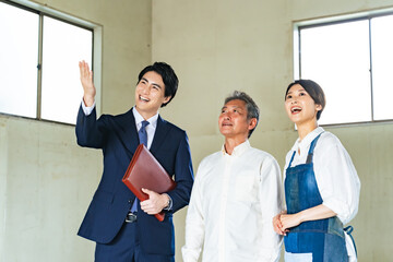 内見、物件、不動産、親子、紹介、案内、営業、業者、ビジネスマン、賃貸、テナント、店舗、ショップ、改装、内装、空き家、査定、買取、販売、仲介、笑顔、ビジネス、ビジネスパーソン、店長、経営、アドバイザー、コンサル、コンサルタント、コンサルティング、飲食店、カフェ、家族、男性、女性、日本人、希望、期待、内覧、見学、サポート、顧客、融資、相続、見積もり、事業承継、跡継ぎ、事業譲渡、M&A、売却、人物