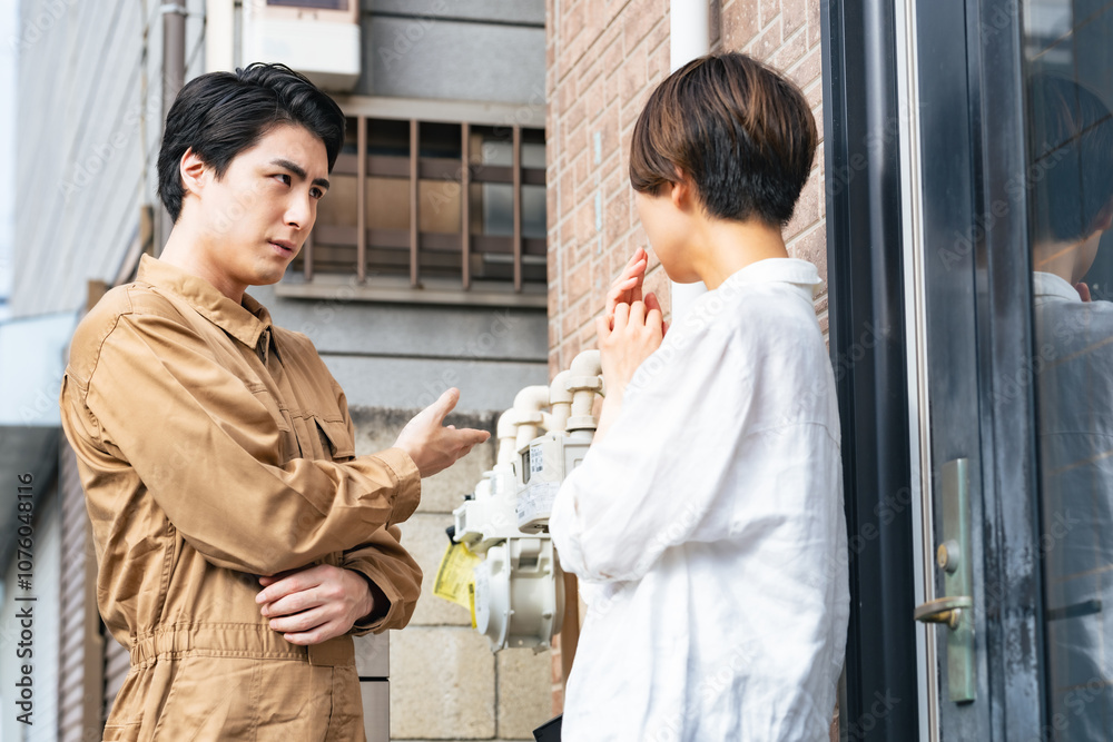 Aufkleber 業者、点検、作業員、詐欺、トラブル、メンテナンス、注意、工事、交換、説明、検査、住宅、営業、セールス、メーター、電気、水道、検針、迷惑、不安、脅し、脅迫、心配、セキュリティ、防犯、会話、玄関、設備、故障、修理、修繕、会社、闇バイト、女性、男性、日本人、アドバイス、サポート、訪問、派遣、ぼったくり、悪徳、見積もり、水回り、リフォーム、手抜き、高額、職人、警告、人物