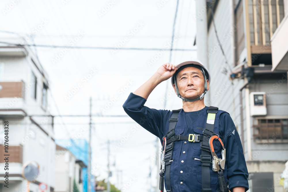 Aufkleber シニア、作業員、安全、防災、建設、工事、現場、建築、電力、住宅、大工、道路、インフラ、保守、男性、日本人、職人、仕事、職業、修理、修繕、復旧、復興、災害、配管、ヘルメット、危険、下請け、親方、中小企業、ベテラン、人材、シルバー、作業服、エンジニア、技師、技能職、フルハーネス、消防、レスキュー隊、シリアス、住宅街、会社、施工、業者、工務店、電気、プロフェッショナル、働く、人物